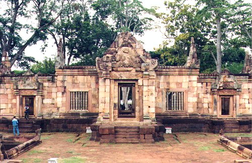 2prasat-1-inside-entrance.jpg - 75437 Bytes