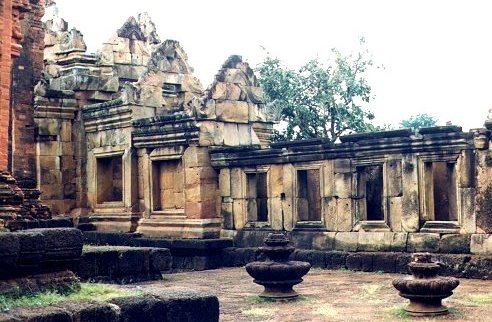 2prasat-5-backarea.jpg - 56889 Bytes