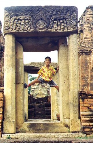 2prasat-6-winner-door.jpg - 60050 Bytes