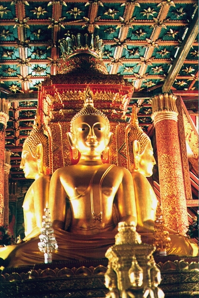 Buddhas inside Wat Phumin