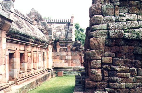 prasat-4-leftofent.jpg - 61150 Bytes