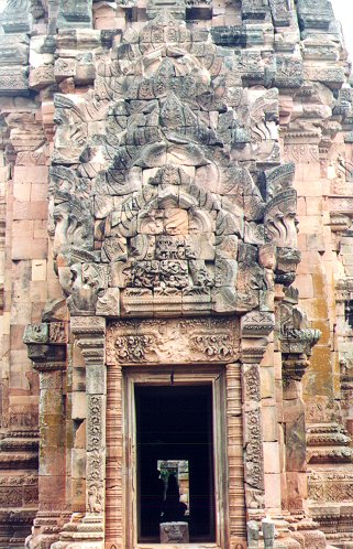 prasat-5-peakdoor.jpg - 70638 Bytes