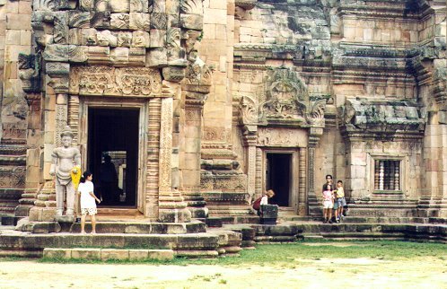 prasat-5-peaksidedoors.jpg - 64787 Bytes